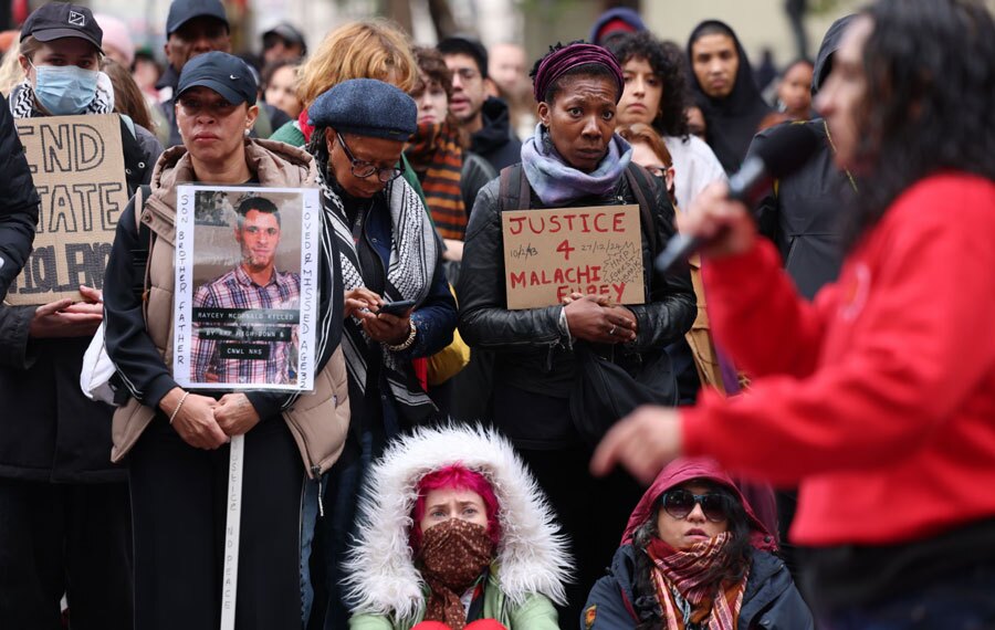 دیدنی های امروز؛ از تشییع جنازه ملکه مادر تایلند تا اعتراضات به حضور ترامپ در مالزی گروهی از مردم لندن در تجمع یادبود سالانه