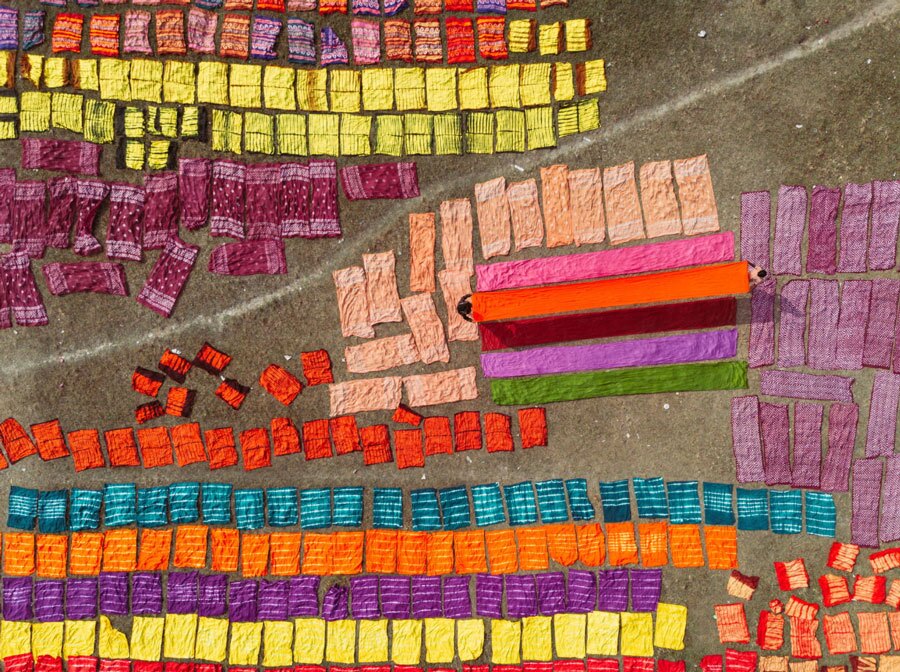 پهن کردن پارچه های رنگ آمیزی شده برای خشک شدن آنها