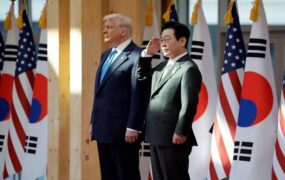 اهدای بالاترین مدال ملی و تاج طلایی کره جنوبی به ترامپ/ عکس