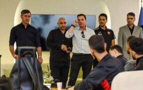 معارفه فرودگاهی اوسمار به بازیکنان پرسپولیس +عکس اوسمار