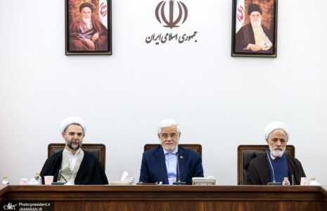 عارف: اولویت دولت تأمین کالاهای اساسی است؛ همکاری دو قوه ادامه دارد عارف