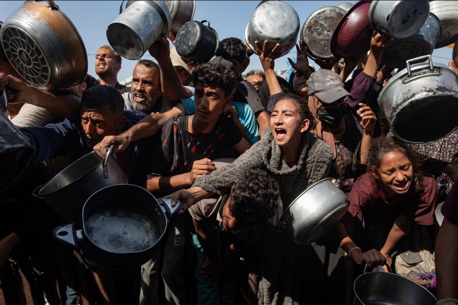 دیدنی های امروز؛ از جشن هالوین تا اعزام 3 فضانورد چینی به فضا توزیع غذا در شهر خان یونس