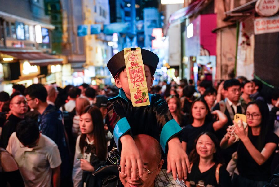 دیدنی های امروز؛ از جشن هالوین تا اعزام 3 فضانورد چینی به فضا برگزاری جشن هالوین