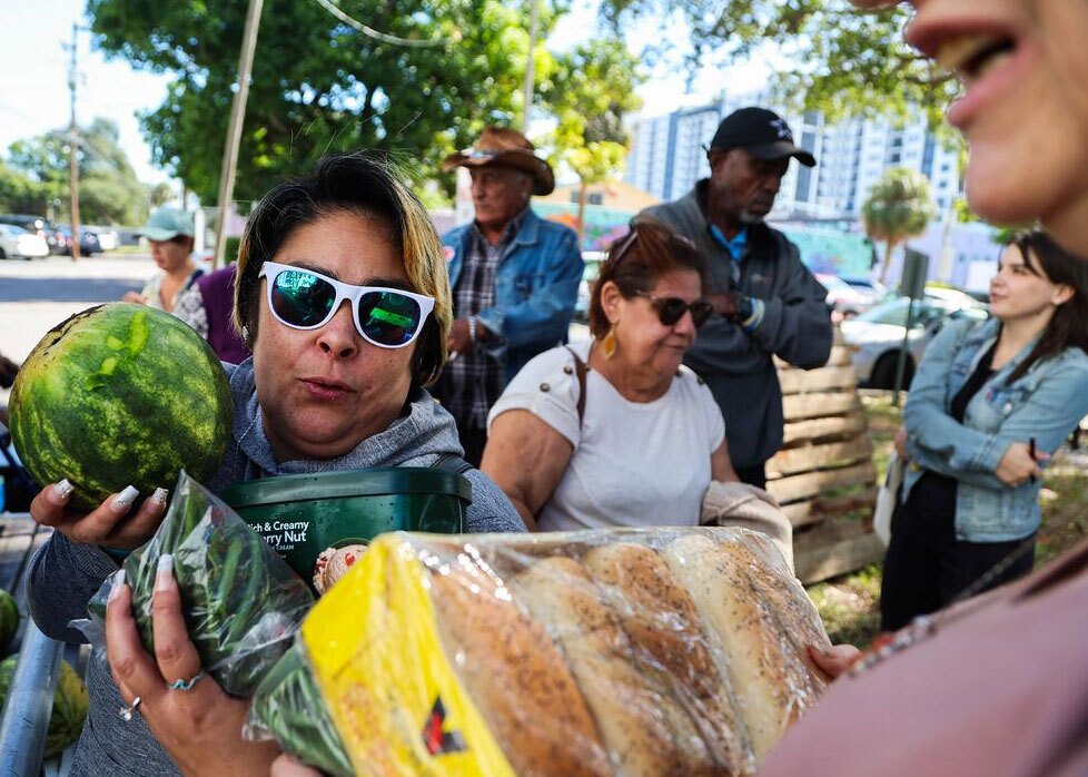 دیدنی های امروز؛ از جشن پیروزی شهردار جدید نیویورک تا افتتاح موزه جدید مصر توزیع غذا و آذوقه بین نیازمندان ایالت فلوریدا آمریکا