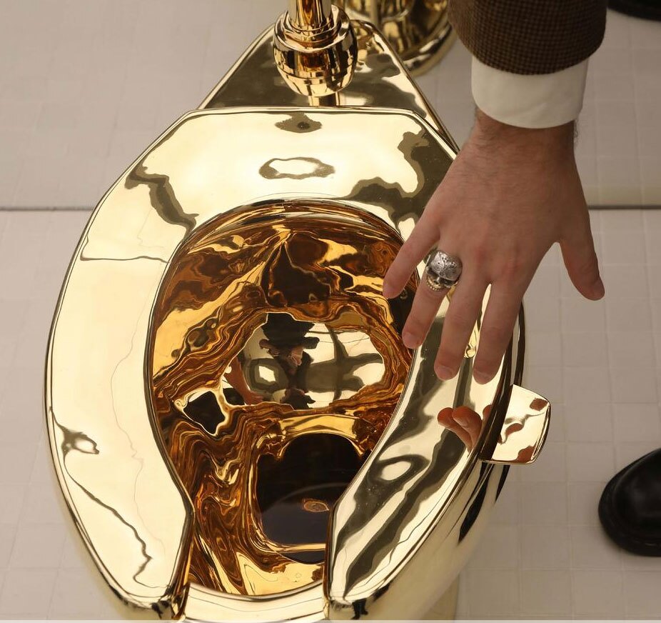 لمس یک توالت 100 کیلوگرمی طلا