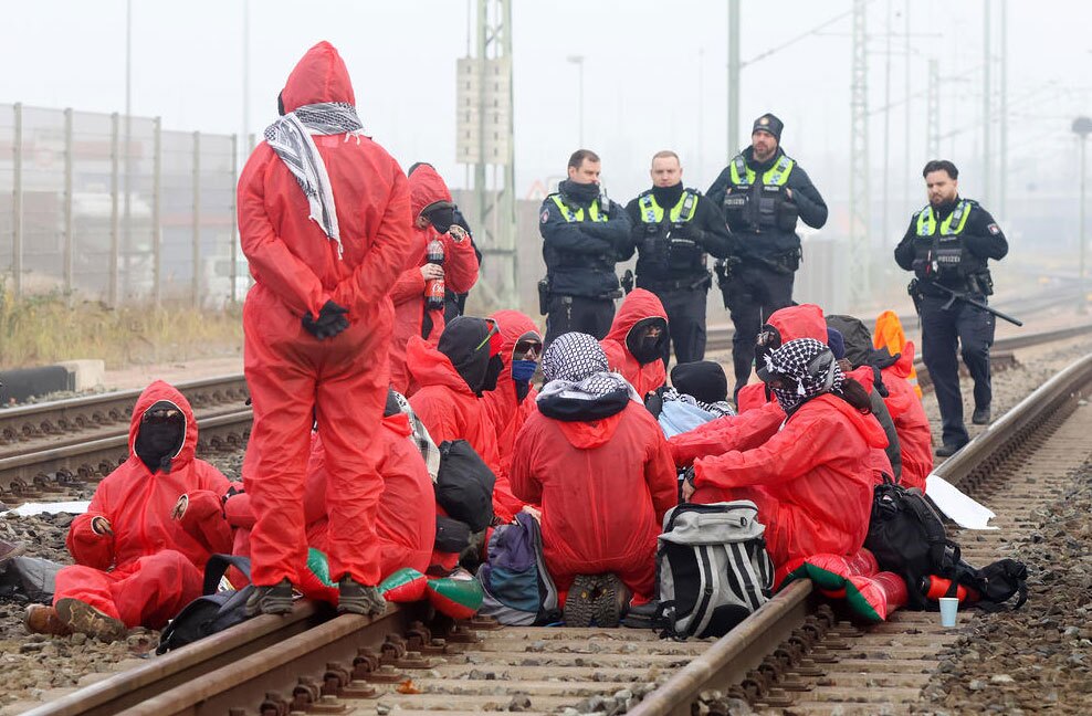 گروهی از حامیان فلسطینِ مخالف تجارت اسلحه با اسرائیل 