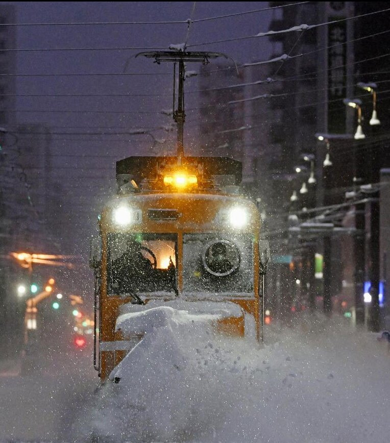 دیدنی های امروز؛ از مراسم آتش بازی سالانه در انگلیس تا آغاز به کار مدرسه ای در غزه بارش برف پاییزی در شهر "هوکایدو" در شمال ژاپن