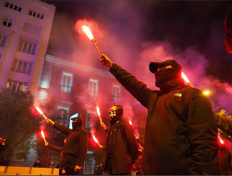 دیدنی های امروز؛ از مراسم آتش بازی سالانه در انگلیس تا آغاز به کار مدرسه ای در غزه تظاهرات گروه راست افراطی اسپانیا