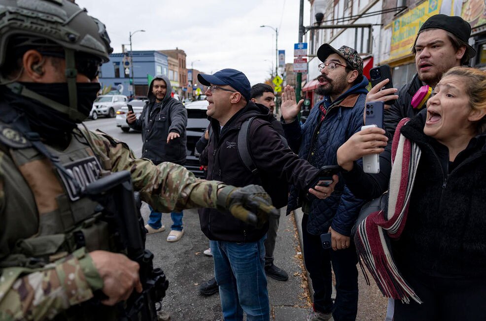 دیدنی های امروز؛ از مراسم آتش بازی سالانه در انگلیس تا آغاز به کار مدرسه ای در غزه تنش های ماموران اداره گمرک و مهاجرت با مهاجران