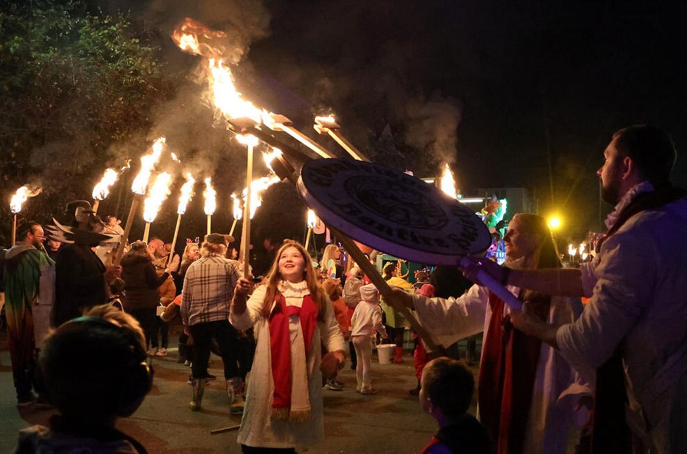 دیدنی های امروز؛ از مراسم آتش بازی سالانه در انگلیس تا آغاز به کار مدرسه ای در غزه مراسم سالانه آتش بازی در کنت انگلیس