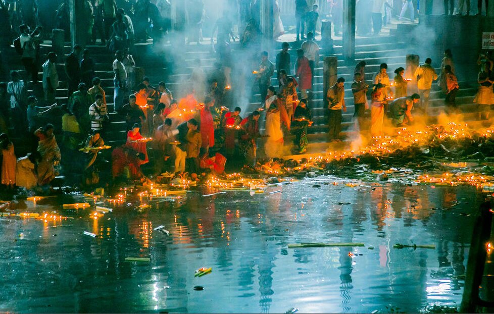 دیدنی های امروز؛ از مراسم آتش بازی سالانه در انگلیس تا آغاز به کار مدرسه ای در غزه روشن کردن شمع در مراسم آیینی هندوهای بنگلادش