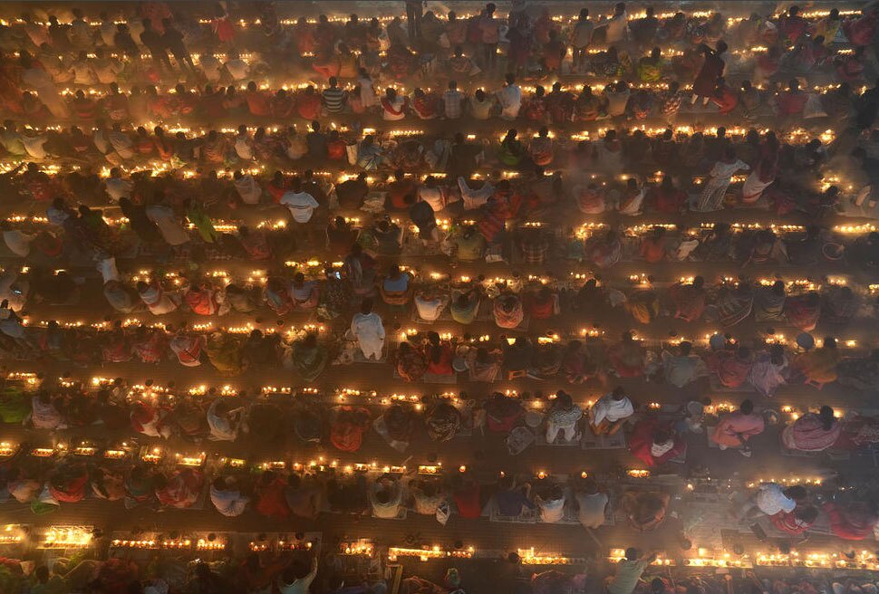 روشن کردن شمع در مراسم آیینی هندوهای بنگلادش