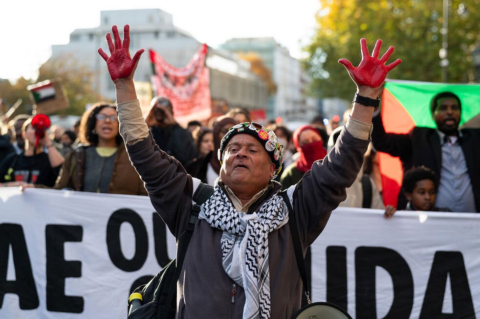 دیدنی های امروز؛ از مراسم آتش بازی سالانه در انگلیس تا آغاز به کار مدرسه ای در غزه تظاهرات لندنی ها در محکومیت جنایات شبه نظامیان