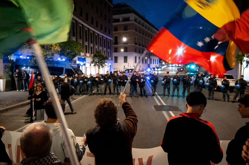 دیدنی های امروز؛ از مراسم آتش بازی سالانه در انگلیس تا آغاز به کار مدرسه ای در غزه تجمع در مقابل سفارت آمریکا در شهر رُم ایتالیا