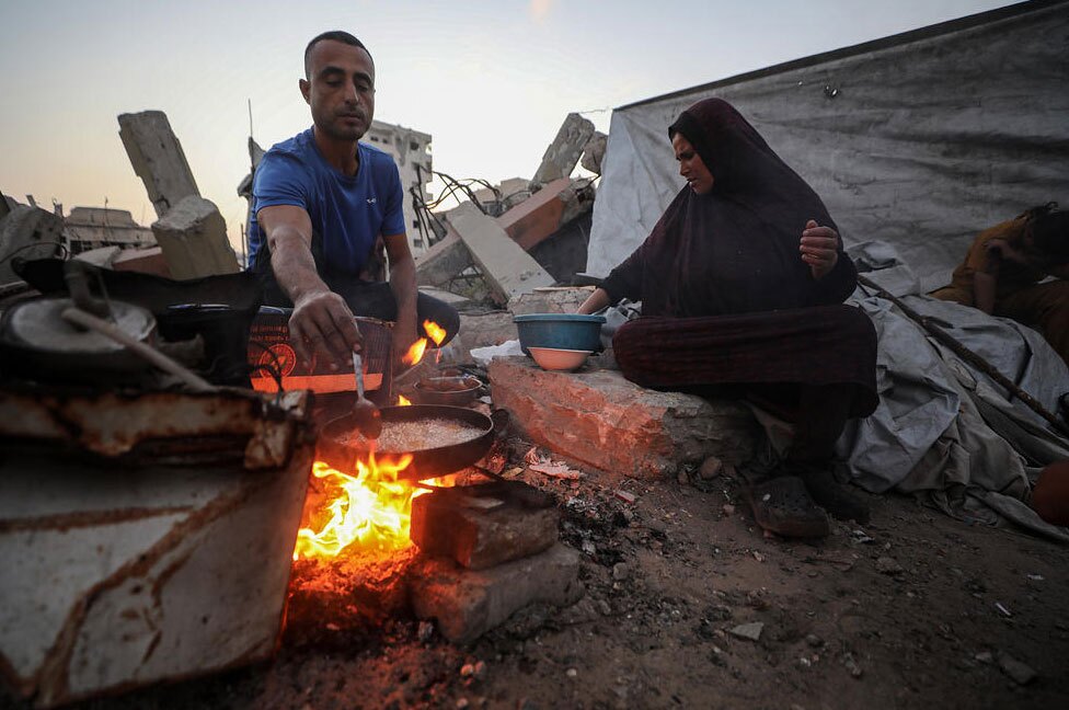 دیدنی های امروز؛ از مراسم آتش بازی سالانه در انگلیس تا آغاز به کار مدرسه ای در غزه پخت غذا با کمترین امکانات در نوار غزه