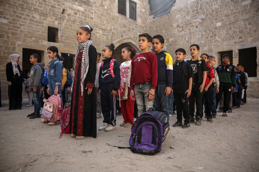 دیدنی های امروز؛ از مراسم آتش بازی سالانه در انگلیس تا آغاز به کار مدرسه ای در غزه آغاز به کار مدرسه "الکمالیه" غزه پس از آتش بس