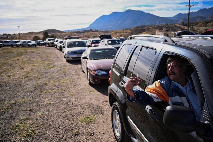 دیدنی های امروز؛ از صف غذا در آمریکا تا سی و ششمین سالگرد سقوط دیوار برلین صف توزیع غذای رایگان برای خانواده های کهنه سربازان