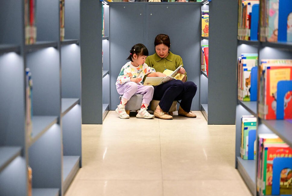 دیدنی های امروز؛ از صف غذا در آمریکا تا سی و ششمین سالگرد سقوط دیوار برلین کتابخانه عمومی در شانگهای چین