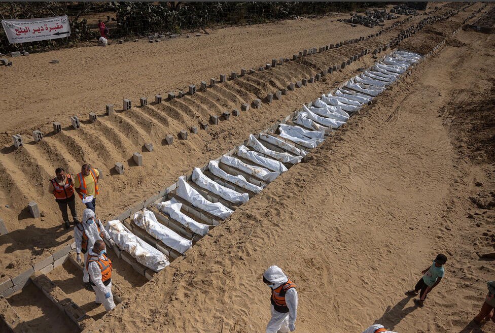 دفن دسته جمعی پیکر شهدای فلسطینی