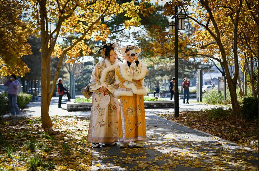 سلفی گرفتن با لباس های سنتی چینی