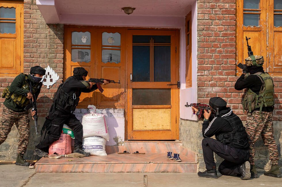 دیدنی های امروز؛ از سیل غزه تا پرتاب ماهواره های استارلینک منفجر کردن خانه مظنون اصلی انفجار اخیر