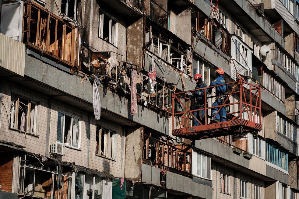 دیدنی های امروز؛ از سیل غزه تا پرتاب ماهواره های استارلینک حمله سنگین موشکی و پهپادی روسیه به پایتخت اوکراین