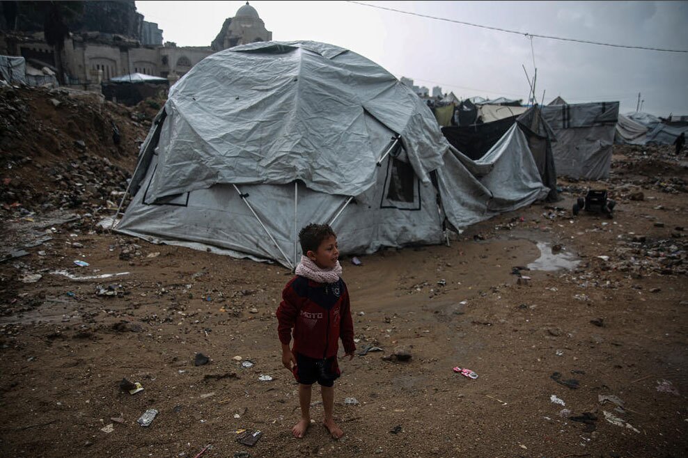 دیدنی های امروز؛ از سیل غزه تا پرتاب ماهواره های استارلینک باران سیل آسا و سرمای پاییزی در نوار غزه