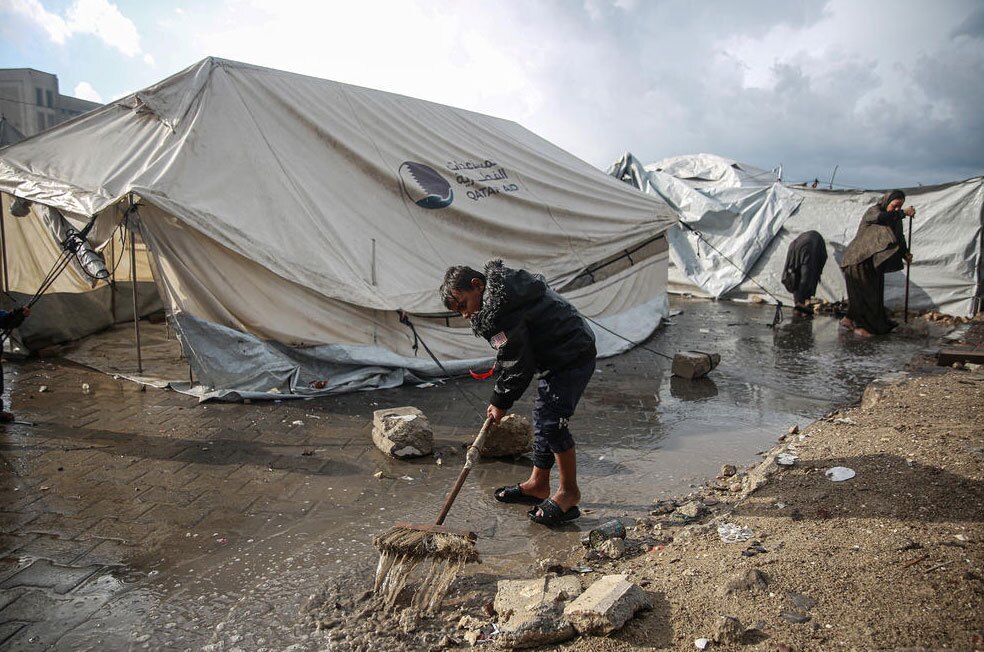 دیدنی های امروز؛ از سیل غزه تا پرتاب ماهواره های استارلینک باران سیل آسا و سرمای پاییزی در نوار غزه