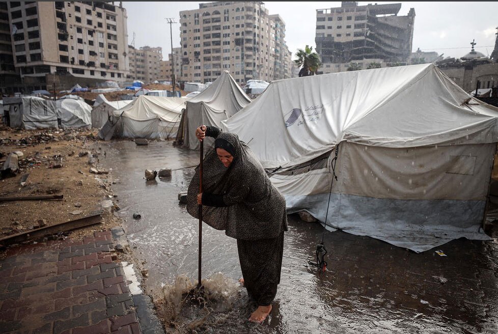دیدنی های امروز؛ از سیل غزه تا پرتاب ماهواره های استارلینک باران سیل آسا و سرمای پاییزی در نوار غزه