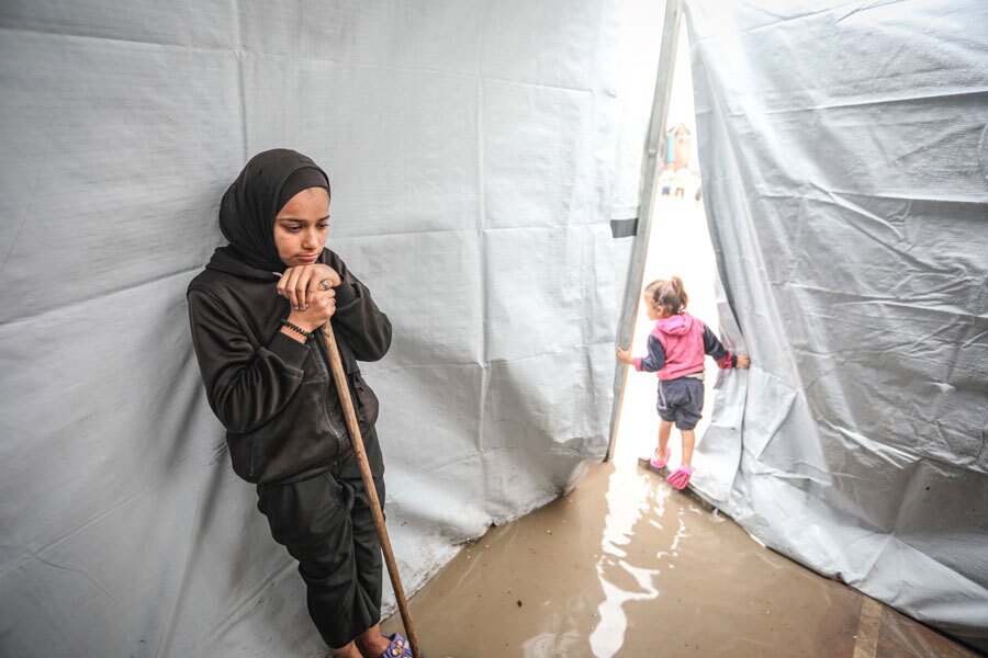 دیدنی های امروز؛ از سیل غزه تا پرتاب ماهواره های استارلینک باران سیل آسا و سرمای پاییزی در نوار غزه