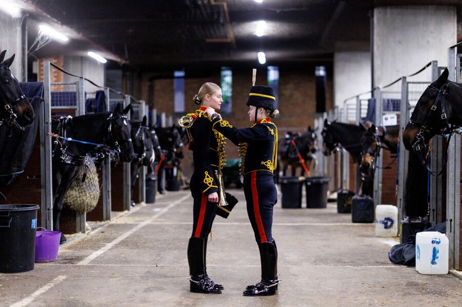 دیدنی های امروز؛ از سیل غزه تا پرتاب ماهواره های استارلینک اعضای توپخانه سواره نظام سلطنتی پادشاه انگلیس