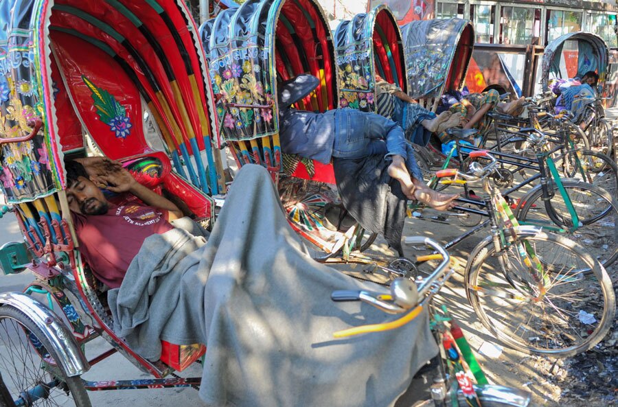 دیدنی های امروز؛ از سیل غزه تا پرتاب ماهواره های استارلینک خواب ظهرگاهی مسافرکش ها در بنگلادش