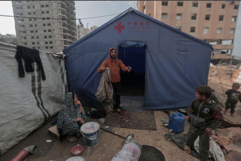 دردسر سرمای هوا و باران برای مردم اسکان داده شده در چادر در نوار غزه