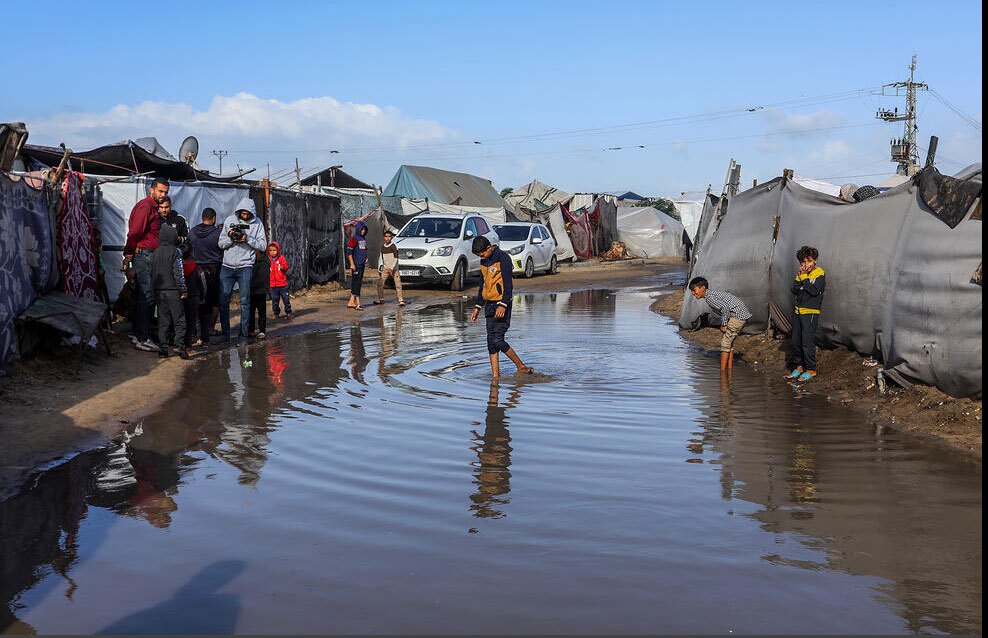 دردسر سرمای هوا و باران برای مردم اسکان داده شده در چادر در نوار غزه