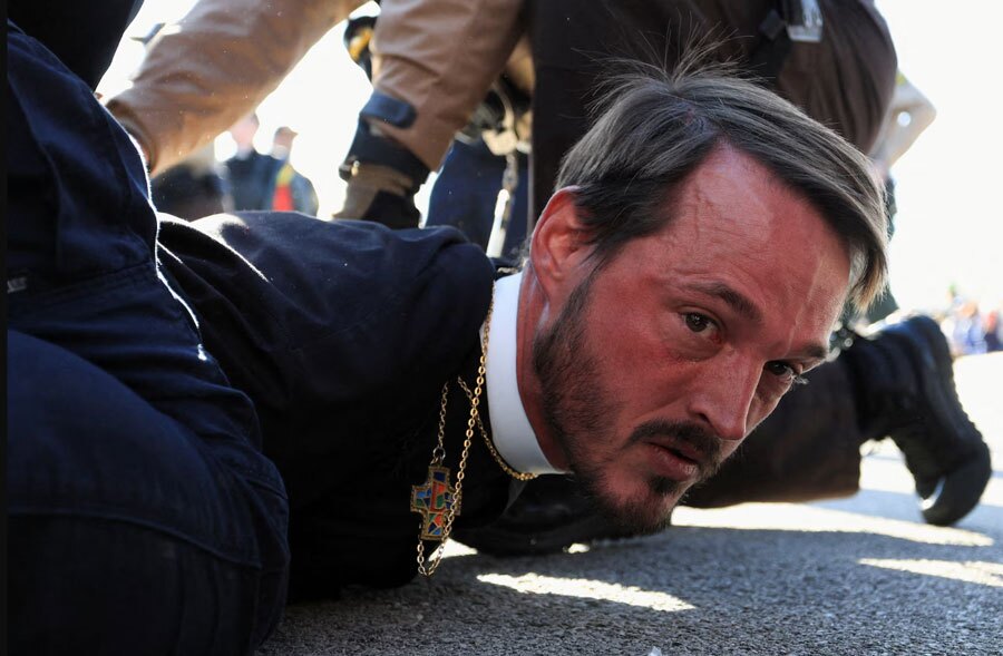 بازداشت یک کشیش معترض به سیاست های ضدمهاجرتی ترامپ 