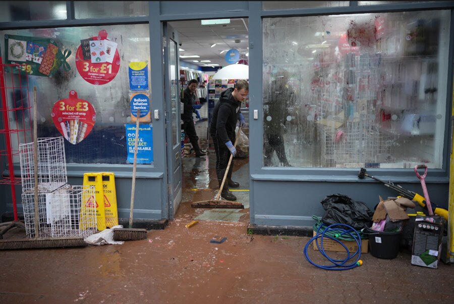 تمیز کردن گل و لای سیلاب در ولز انگلیس