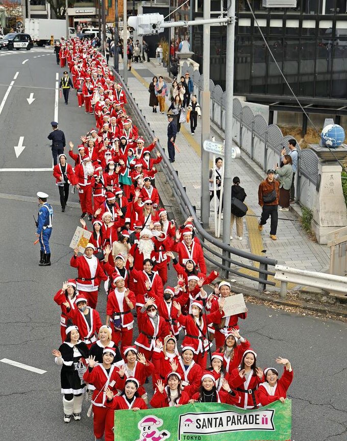 رژه خیریه بابانوئل در پایتخت ژاپن