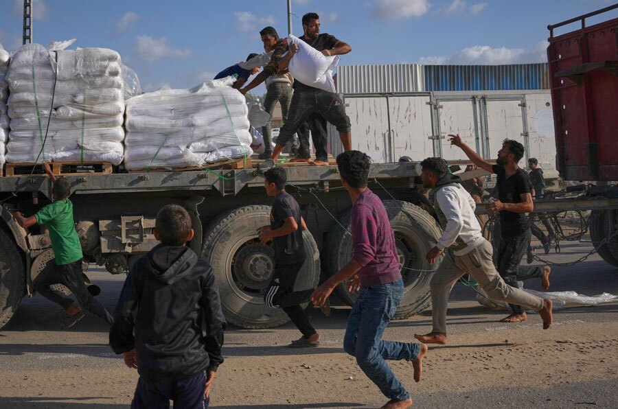 توزیع کیسه های آرد برنامه غذای سازمان ملل در مرکز نوار غزه