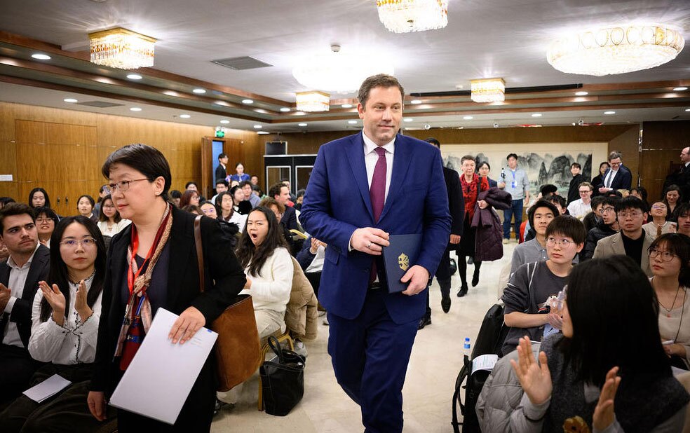  وزیر دارایی آلمان در نشستی در دانشگاه پکن