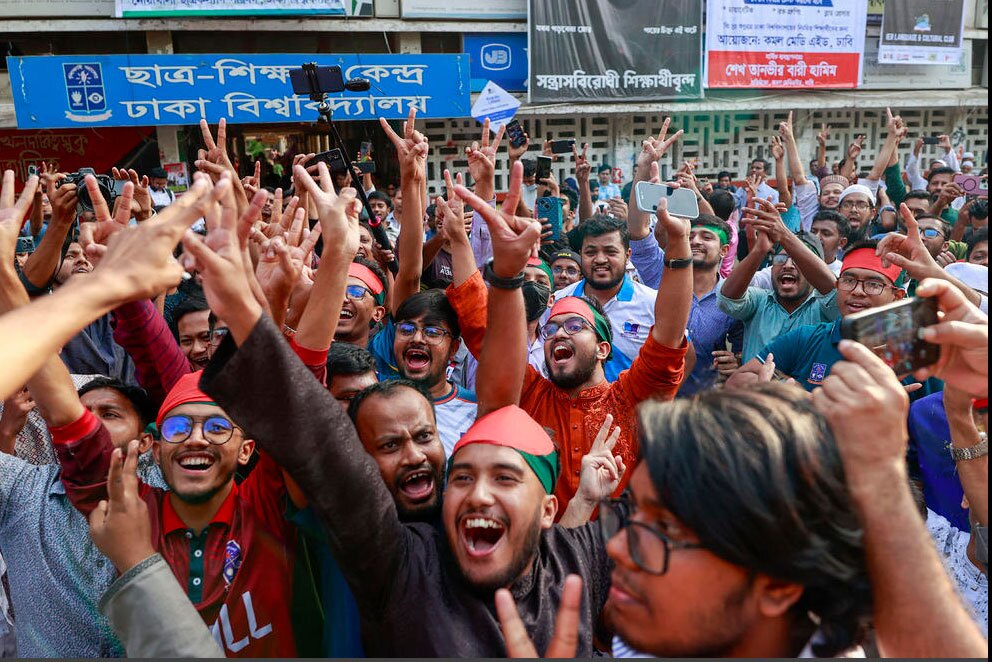 شادمانی دانشجویان بنگلادشی در داکا 