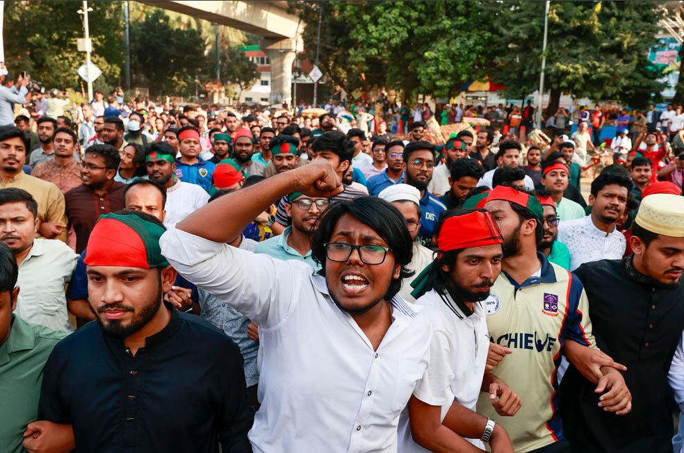 شادمانی دانشجویان بنگلادشی در داکا 
