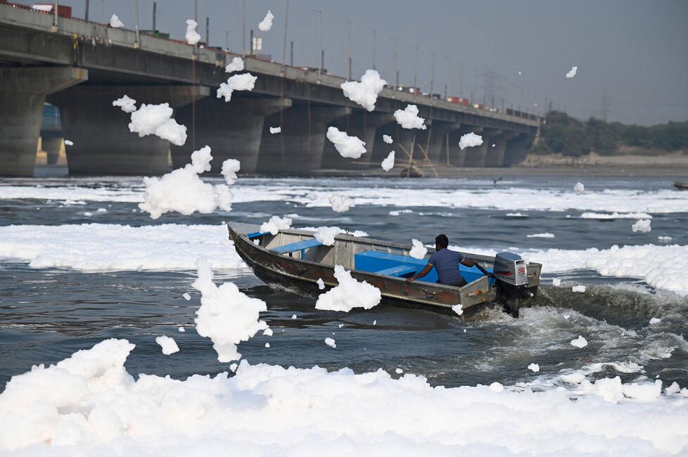 پاشیدن محلول برای حل کردن کف سمی در رودخانه یامونا