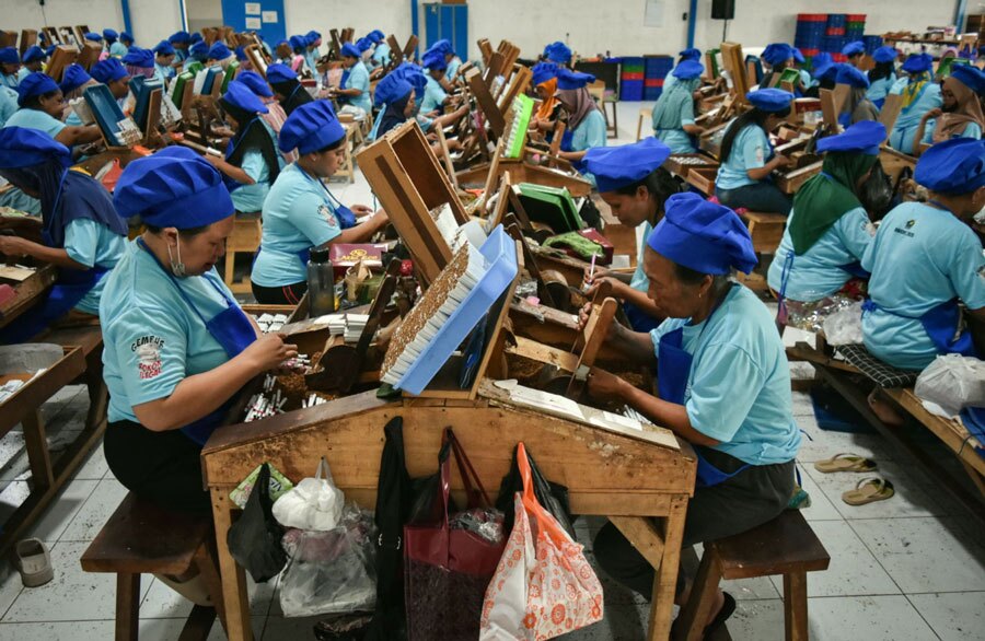 کارگران کارخانه ای در اندونزی