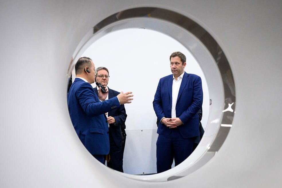 دیدنی های امروز؛ از دیدار بن سلمان با ترامپ تا اسکلت 3 میلیون دلاری یک بچه دایناسور بازدید وزیر دارایی آلمان، از کارخانه تولید تجهیزات پزشکی زیمنس