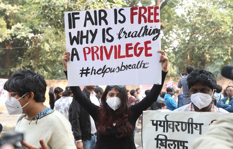 دیدنی های امروز؛ از دیدار بن سلمان با ترامپ تا اسکلت 3 میلیون دلاری یک بچه دایناسور تجمع در اعتراض به آلودگی هوا