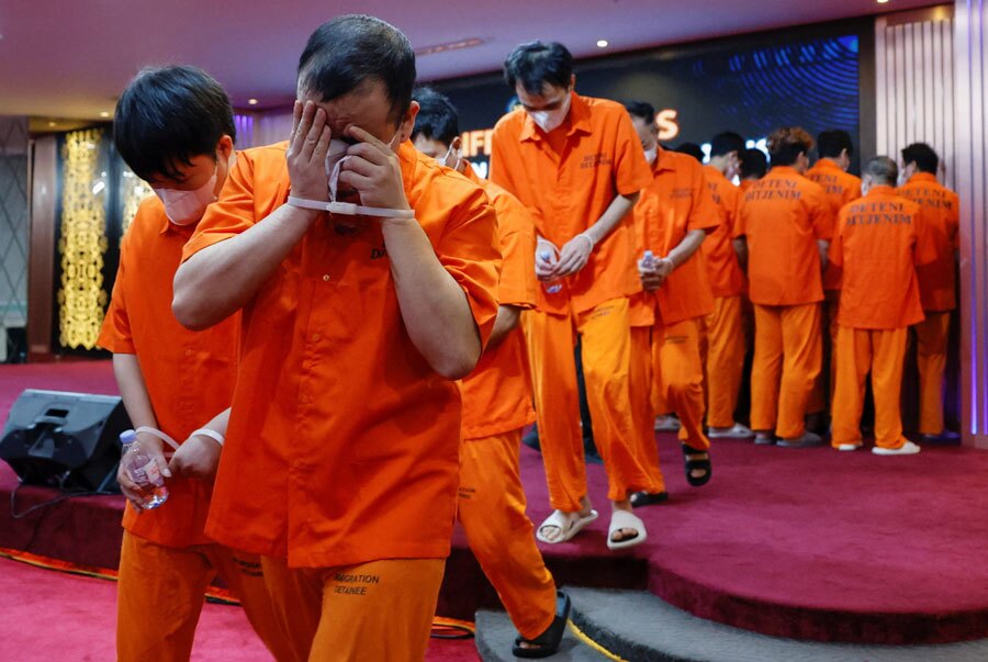 دیدنی های امروز؛ از دیدار بن سلمان با ترامپ تا اسکلت 3 میلیون دلاری یک بچه دایناسور مظنونان چینی جرایم سایبری در حال اخراج از اندونزی