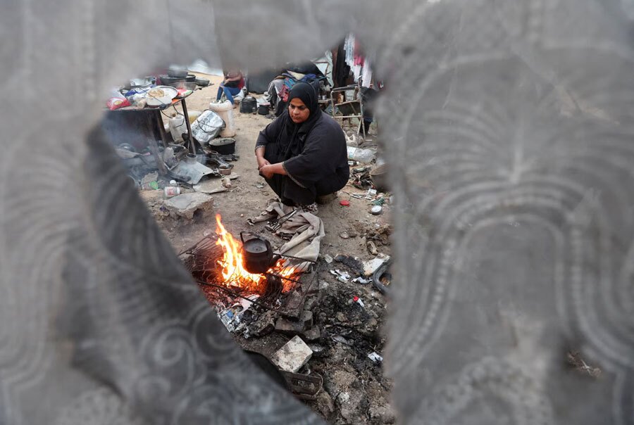 دیدنی های امروز؛ از دیدار بن سلمان با ترامپ تا اسکلت 3 میلیون دلاری یک بچه دایناسور زندگی در چادر آوارگان در غزه