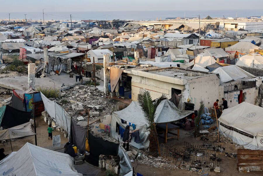 دیدنی های امروز؛ از دیدار بن سلمان با ترامپ تا اسکلت 3 میلیون دلاری یک بچه دایناسور زندگی در چادر آوارگان در غزه