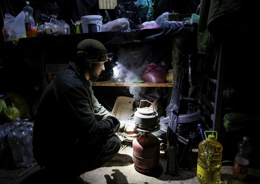 دیدنی های امروز؛ از جنجال "برقع" در سنای استرالیا تا پذیرایی ویژه از سگ پلیس در آمریکا آماده کردن چای از سوی سرباز اوکراینی