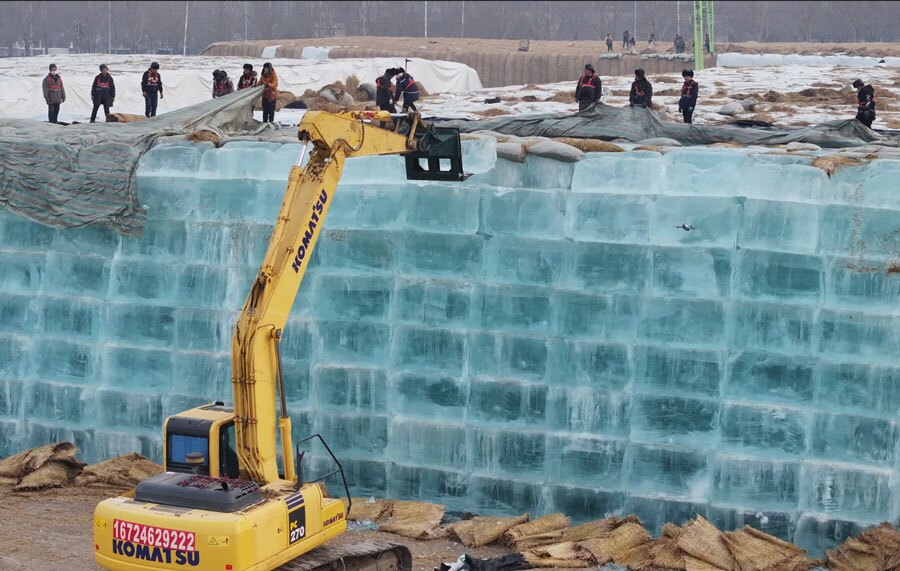دیدنی های امروز؛ از جنجال "برقع" در سنای استرالیا تا پذیرایی ویژه از سگ پلیس در آمریکا سازه های برفی و یخی در هاربین چین